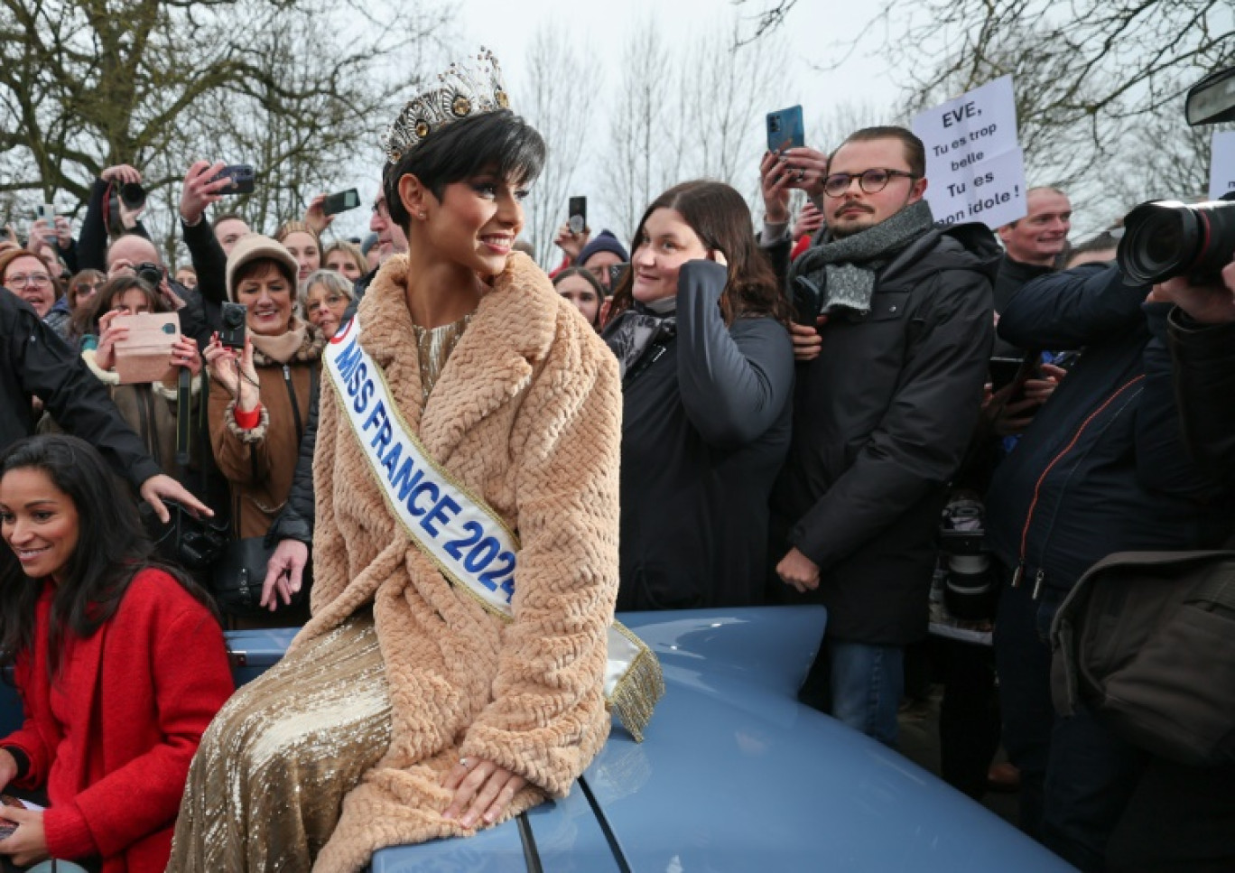 Miss France 2024, Eve Gilles, et la directrice de Miss France, Cindy Fabre (G), le 20 décembre 2023 à Quaëdypre, près de Dunkerque © Denis Charlet