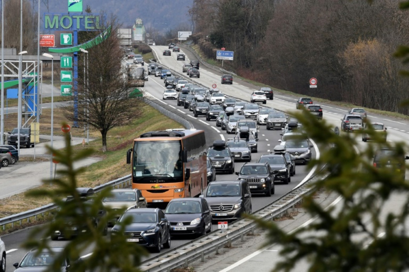 Des automobilistes dans des embouteillages à Albertville en direction des stations de ski des Alpes, le 2 mars 2019 © JEAN-PIERRE CLATOT