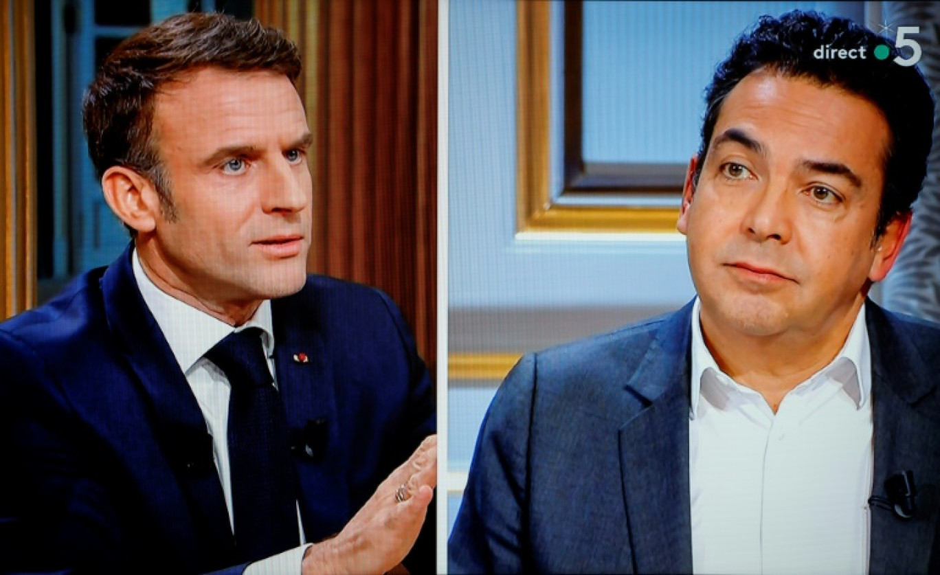 Emmanuel Macron lors d'un entretien avec le journaliste Patrick Cohen dans l'émission télévisée "C à vous" sur France 5, à l'Elysée, à Paris, le 20 décembre 2023 © Ludovic MARIN