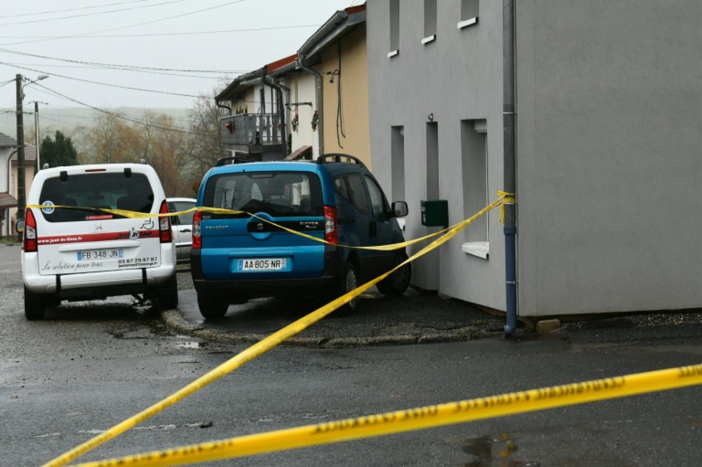 Une rue est bouclée par la police à Gondrexange, en Moselle, le 21 décembre 2023, après la découverte des restes d'un corps dans une malle © Jean-Christophe VERHAEGEN