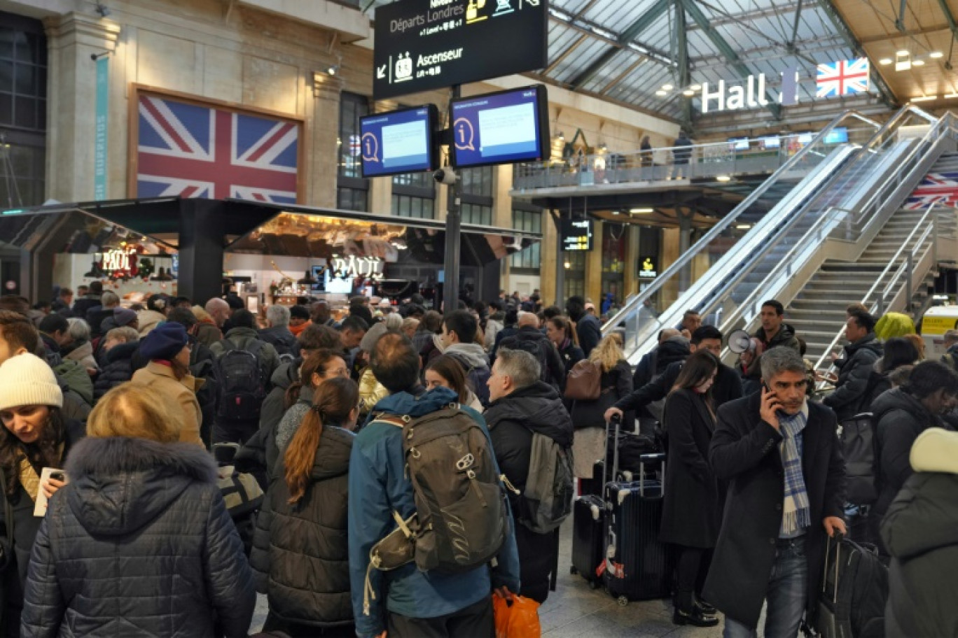 Des automobilistes patientent à l'entrée du tunnel sous la Manche, à Calais le 21 décembre 2023, alors que les salariés d'Eurotunnel ont décidé d'une grève surprise © Bernard BARRON