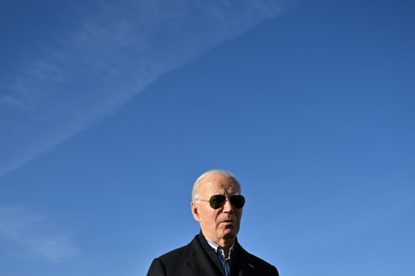 Le président américain Joe Biden sur le tarmac de l'aéroport de Milwaukee, dans le Wisconsin (nord), le 20 décembre 2023 © Mandel NGAN