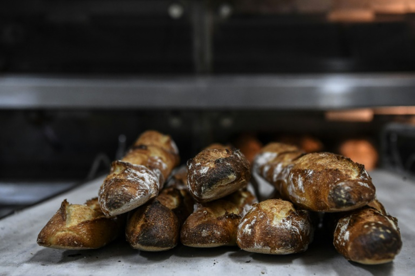 A la boulangerie Saint-Honoré à Marseille, le patron Pierre Ragot travaille souvent avec de jeunes étrangers comme Yacouba Traoré © Christophe ARCHAMBAULT