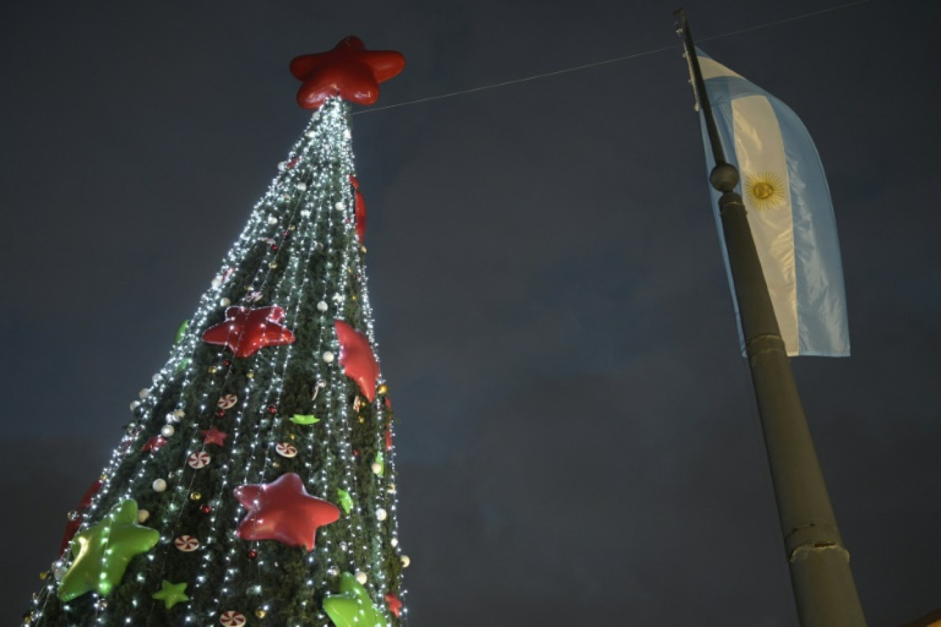 Un drapeau argentin à côté d'une décoration de Noël à Buenos Aires le 19 décembre 2023 © JUAN MABROMATA