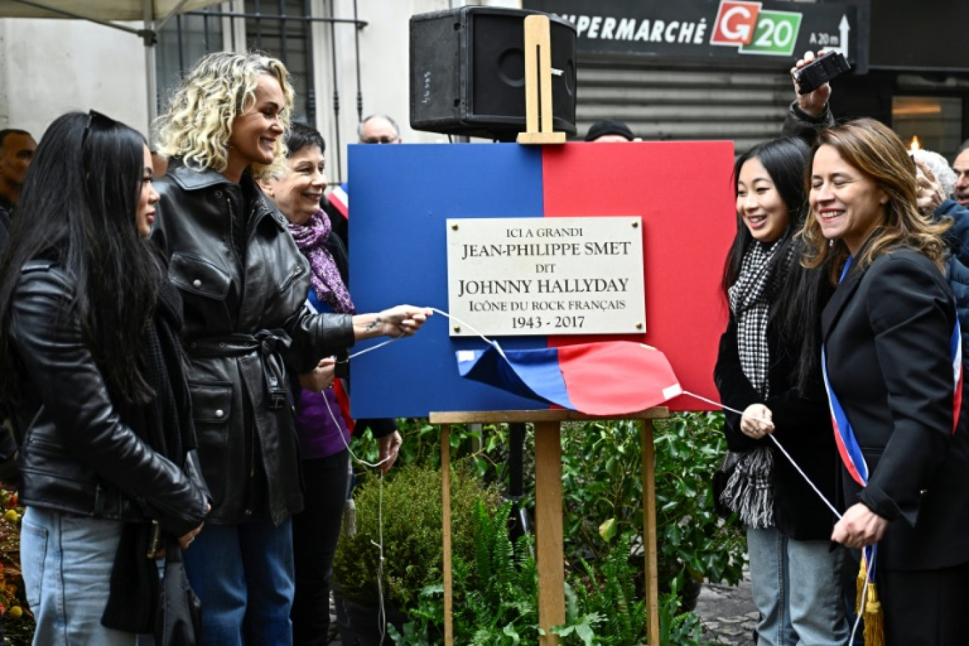 Laeticia Hallyday entourée de ses filles Jay (G) et Jade (D) inaugure une plaque au nom de Johnny Hallyday, le 22 décembre 2023 à Paris (IXe arrondissement) © JULIEN DE ROSA