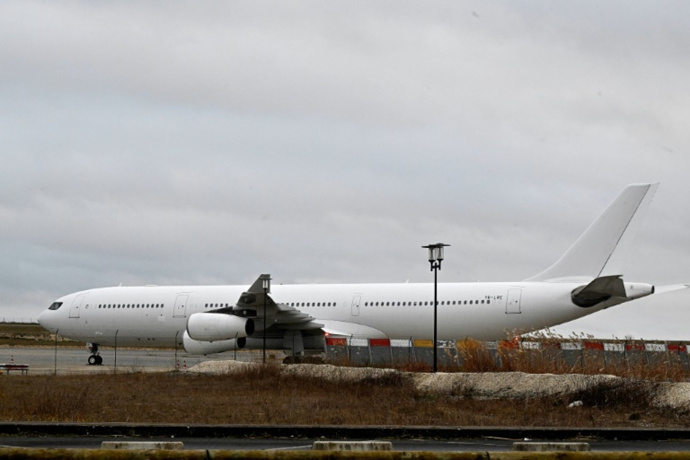 L'Airbus A340 transportant 303 Indiens, sur le tarmac de l'aéroport de Vatry, dans la Marne, le 23 décembre 2023 © FRANCOIS NASCIMBENI