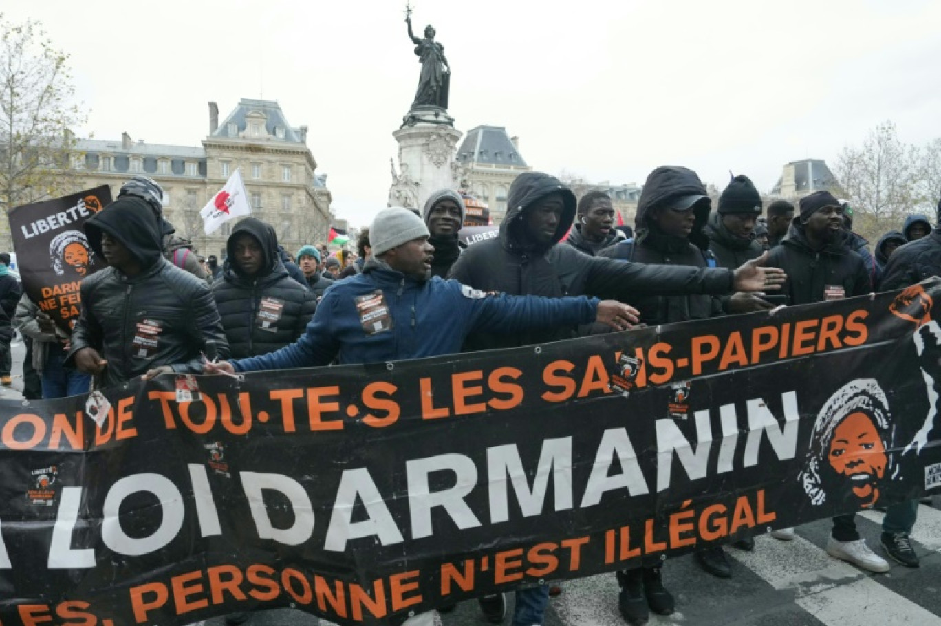 Des manifestants contre la loi immigration à Paris le 22 décembre 2023 © Dimitar DILKOFF