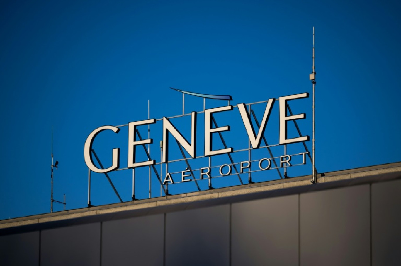 Les lettres de l'aéroport de Genève, le 24 décembre 2023 en Suisse © Fabrice COFFRINI