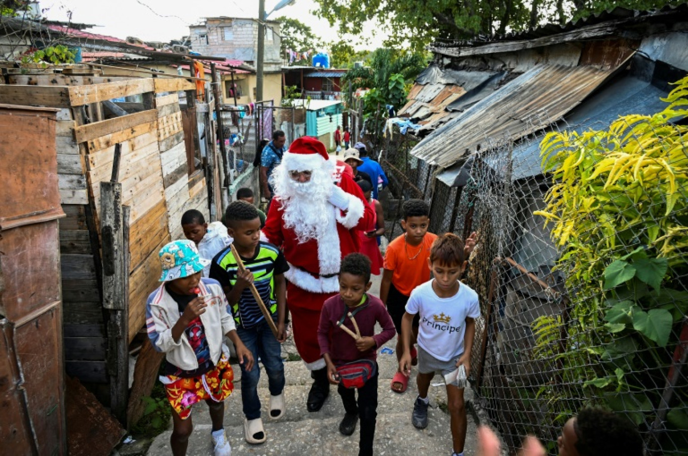 Un homme déguisé en père Noël dans une rue de La Havane, le 21 décembre 2023 à Cuba © YAMIL LAGE