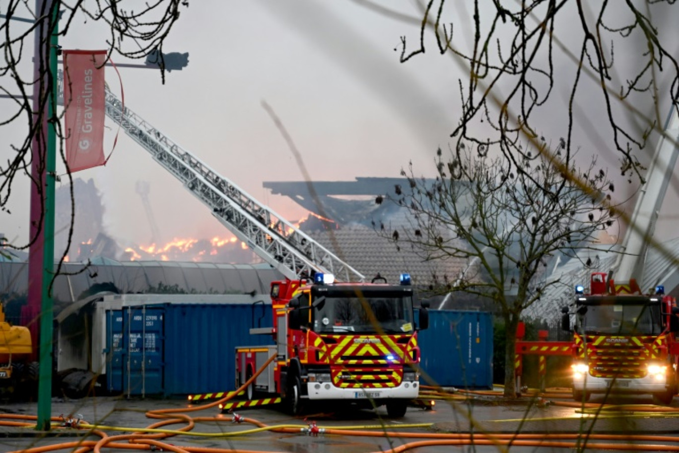 Les pompiers en intervention le 25 décembre 2023 pour tenter d'éteindre l'incendie qui ravage le centre sportif Sportica de Gravelines où joue l'équipe de basket Elite © Bernard BARRON