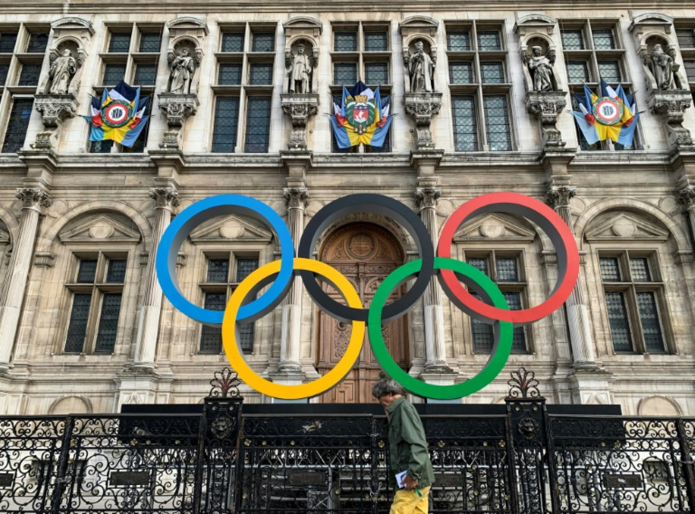 Les anneaux olympiques sur la façade de l'Hôtel de ville de Paris, le 2 septembre 2022 © Behrouz MEHRI