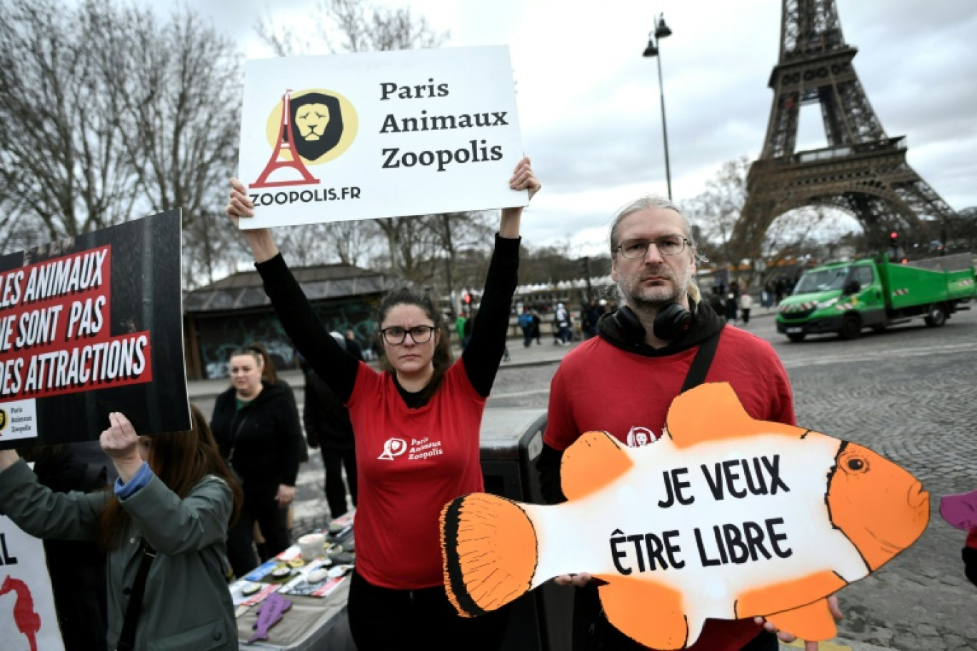 Une action organisée par l'association de défense des droits des animaux Paris Animaux Zoopolis (PAZ) pour protester contre les soirées clubbing dans les locaux de l'Aquarium du Trocadéro, près de la Tour Eiffel, à Paris le 28 décembre 2023 © STEPHANE DE SAKUTIN