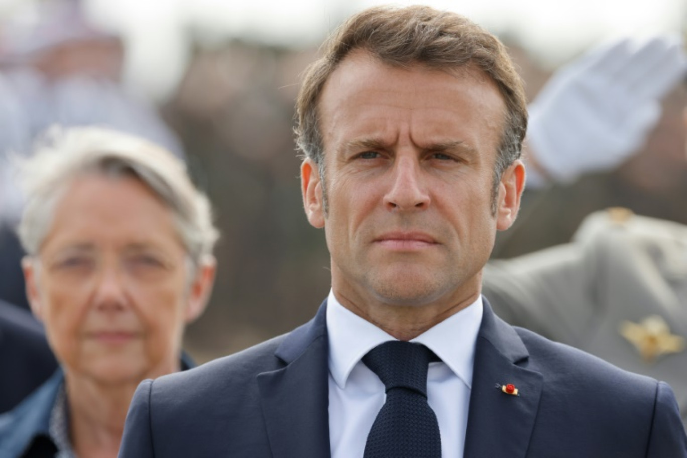 Emmanuel Macron et Elisabeth Borne à Colleville-Montgomery dans le Calvados le 6 juin 2023 © Ludovic MARIN