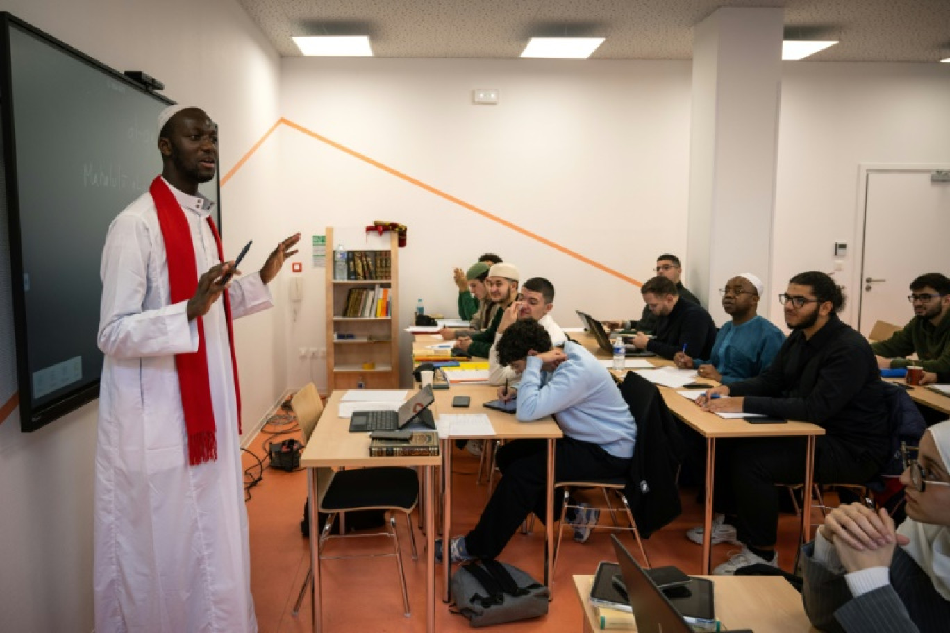 Kalilou Sylla (à gauche), l'imam de la Grande Mosquée de Strasbourg, donne un cours visant à former les étudiants à la pratique de l'islam en France, le 11 novembre 2023, à Strasbourg © PATRICK HERTZOG