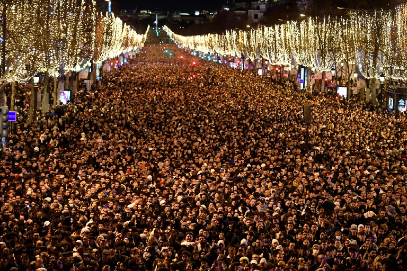 La foule sur les Champs-Elysées, le 31 décembre 2022 © JULIEN DE ROSA