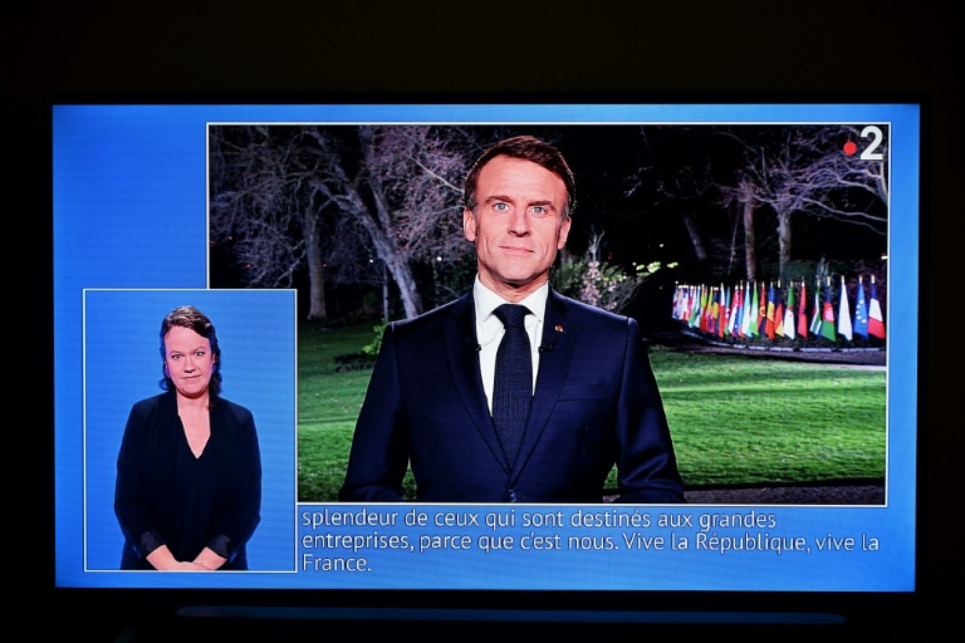 Emmanuel Macron lors des traditionnels voeux présidentiels retransmis sur France2, le 31 décembre 2023 © SEBASTIEN BOZON