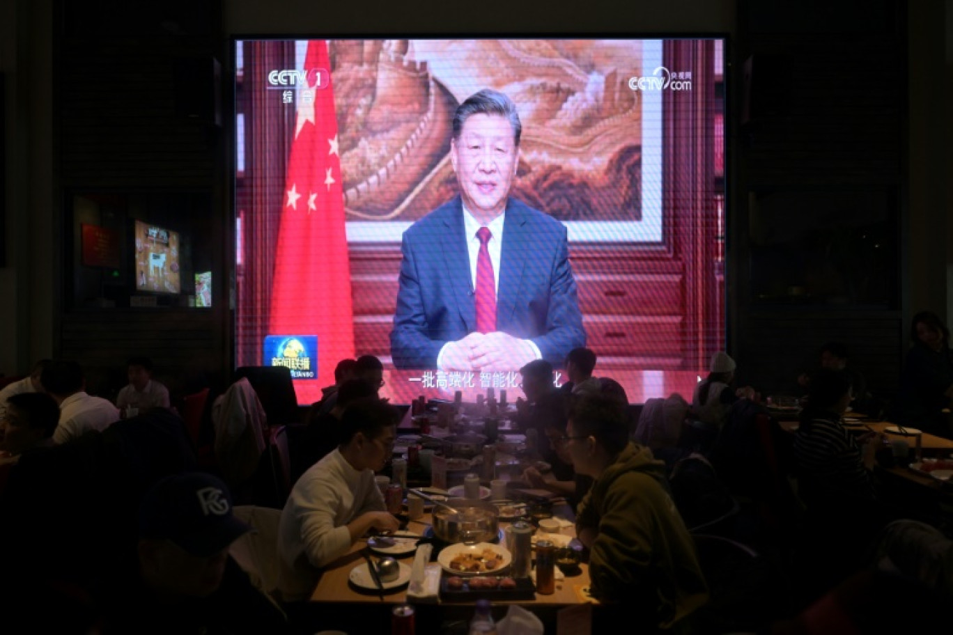 Le discours du Nouvel An du  président chinois Xi Jinping restransmis dans un restaurant à Pékin, le 21 décembre 2023 © Pedro Pardo