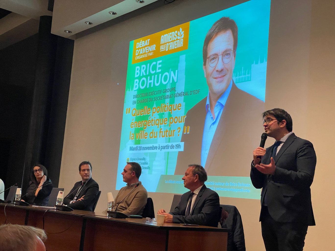 Debout à droite, Aurélien Caron, président d’Amiens ville d’avenir, a introduit le débat.