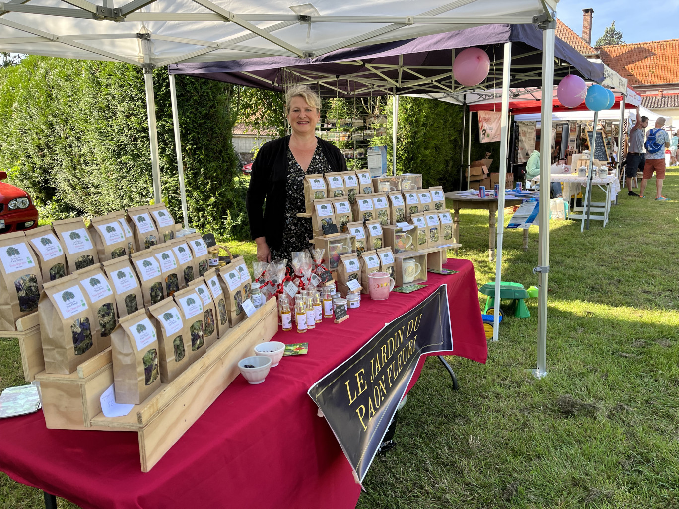 Patricia Budin cultive et transforme une cinquantaine de plantes aromatiques et médicinales une parcelle de 8000 mètres carrés. (© Le Jardin du Paon Fleuri)