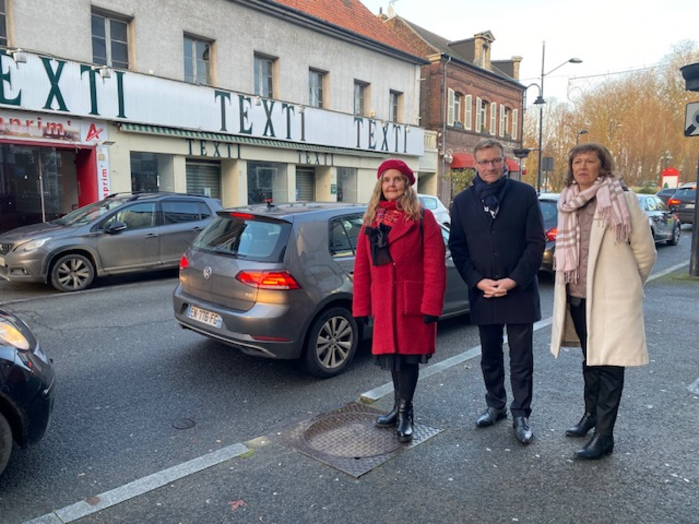 Le projet prévoit la démolition de l’actuel bâtiment et la reconstruction d’un immeuble comprenant onze logements et deux cellules commerciales.