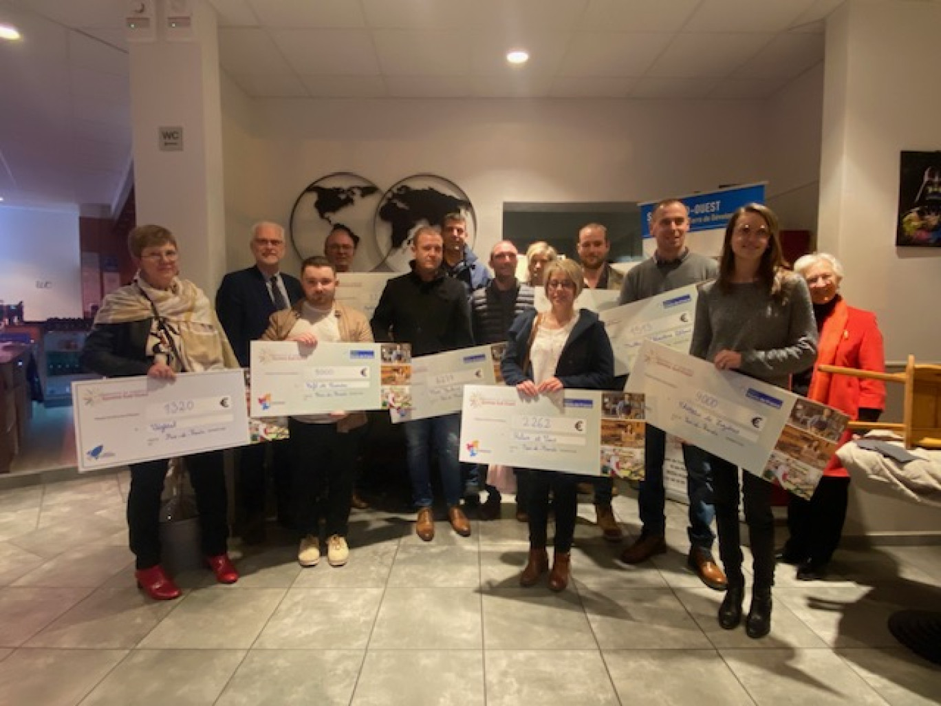 La remise de chèques s'est déroulée au Café de Picardie, à Poix-de-Picardie.