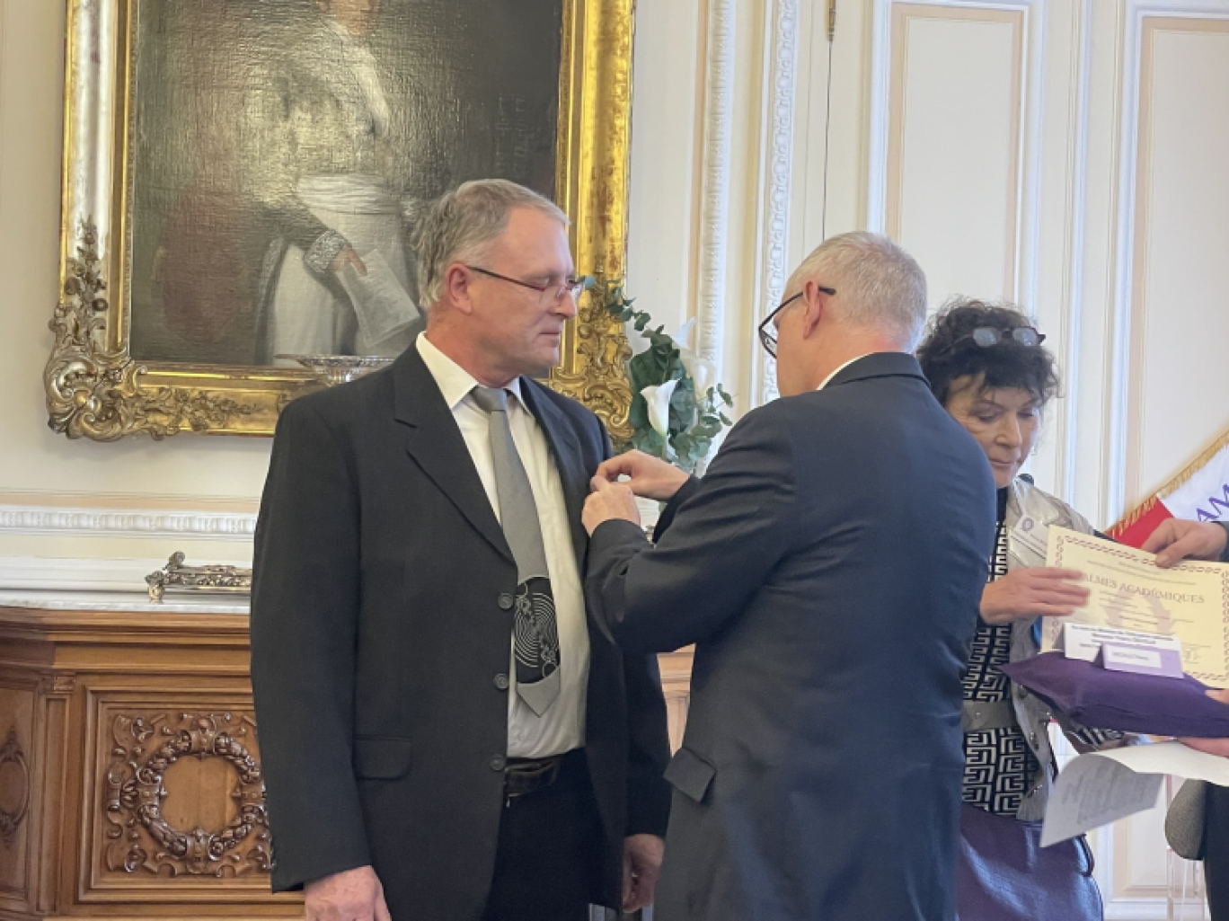 © Préfecture de la Meuse Un récipiendaire des Palmes académiques de la promotion du 13 juillet 2023 honoré dans les salons de la préfecture de la Meuse. 