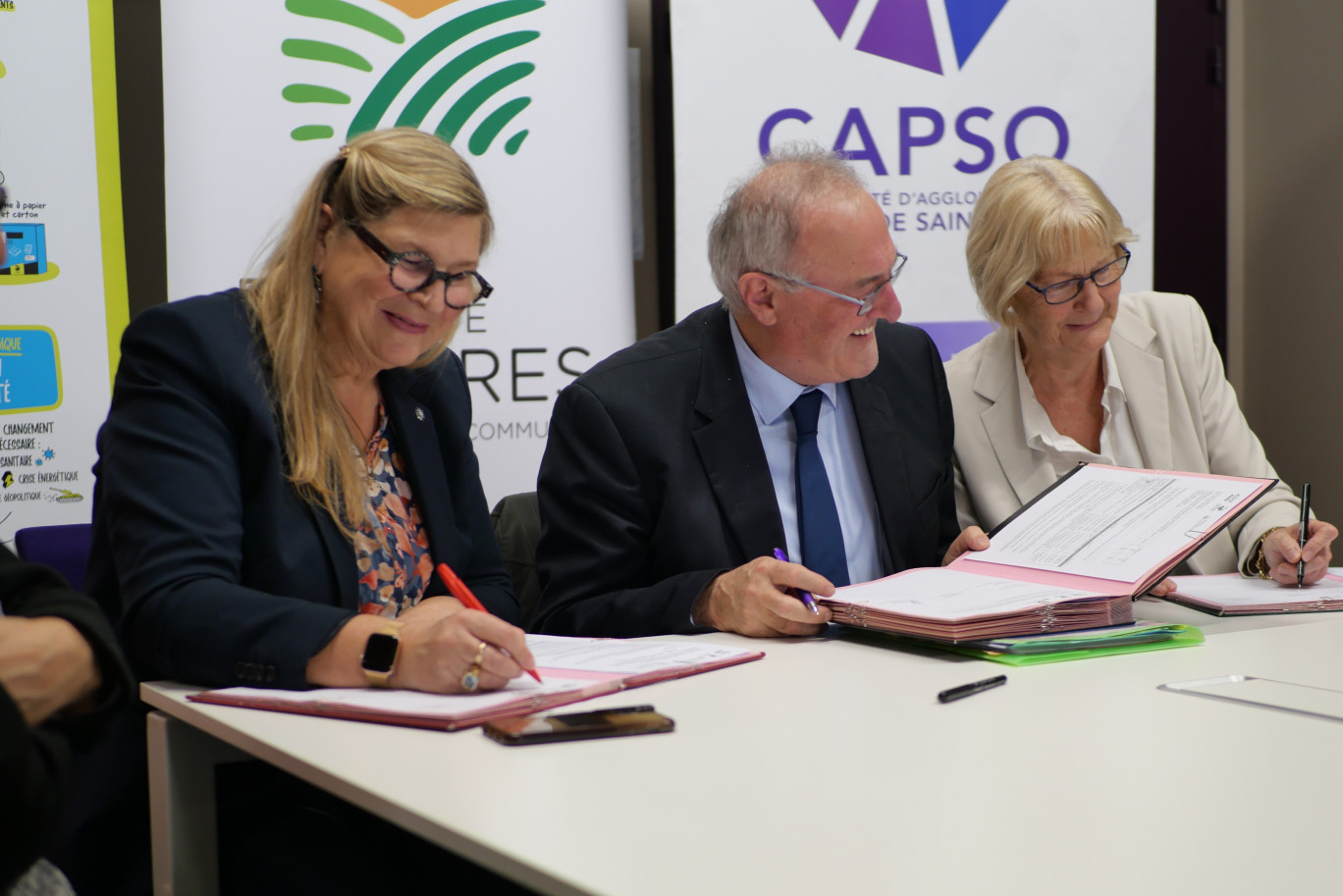 De g. à dr. Marie-José Orlof, présidente de la CMA, Joël Duquenoy, président de la CAPSO et Joëlle Delrue, 1ère vice-présidente de la CCPL. © Aletheia Press/V. De Poorter