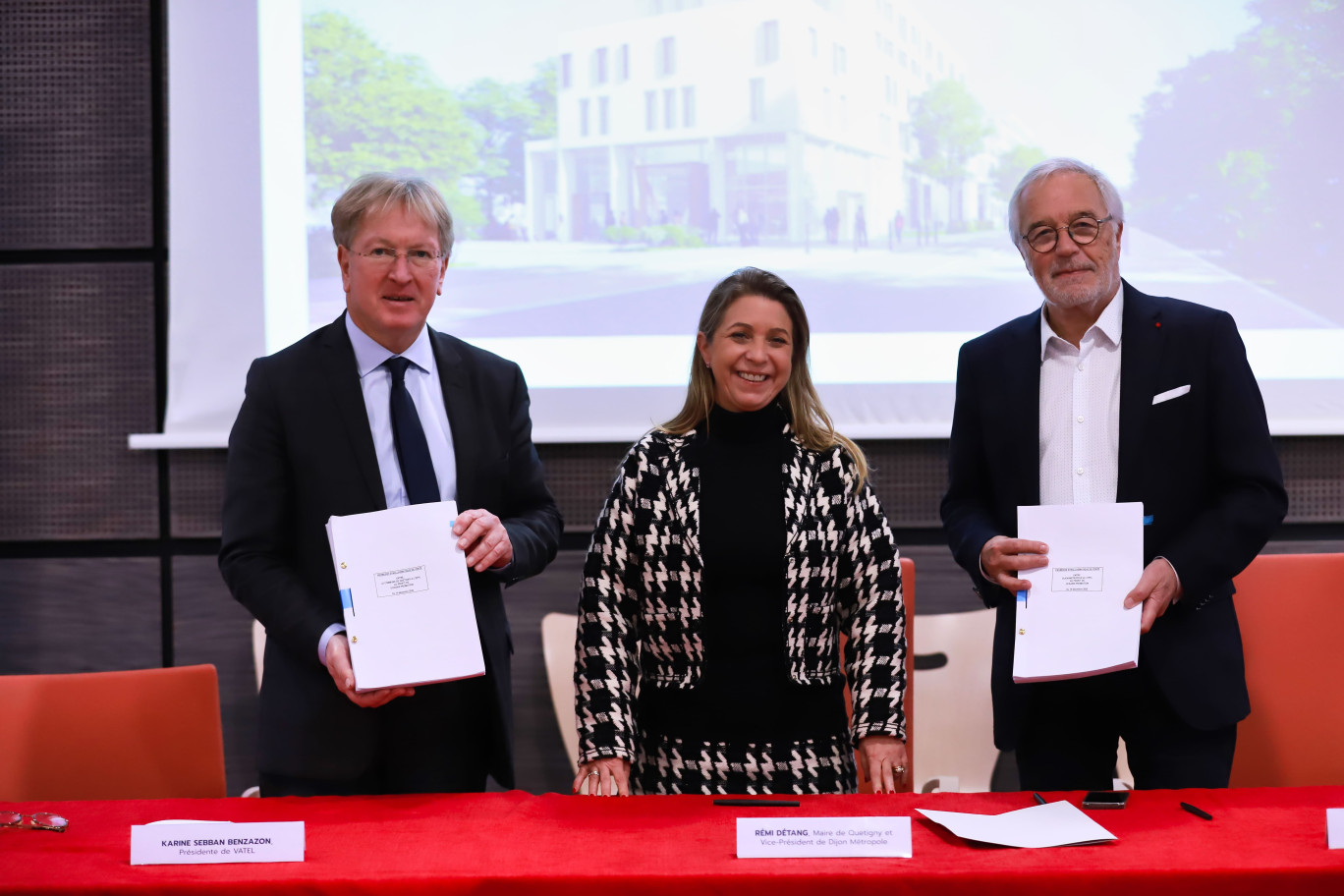 De gauche à droite, Rémi Détang, maire de Quétigny et vice-président de Dijon métropole, Karine Sebban Benzazon, présidente du groupe Vatel, et François Rebsamen, maire de Dijon et président de Dijon métropole. © Ville de Dijon / François Weckerle