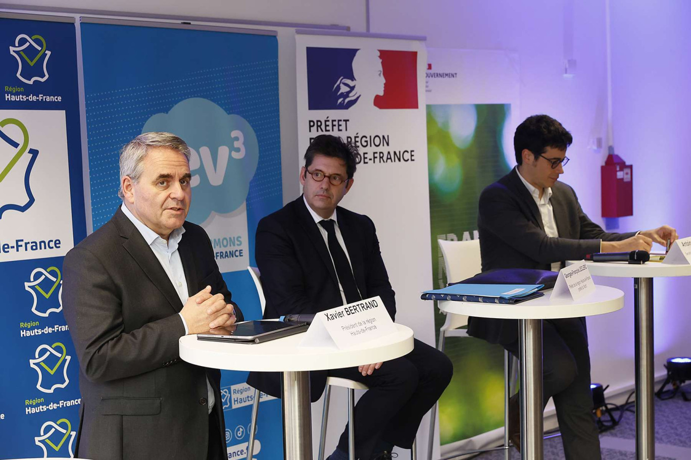 Xavier Bertrand, président de la région Hauts-de-France, Georges-François Leclerc, préfet de la région Hauts-de-France et Antoine  Pellion, Secrétaire général à la planification écologique lors du lancement de la COP à Lille, mardi 6 décembre. ©Région Hauts-de-France 