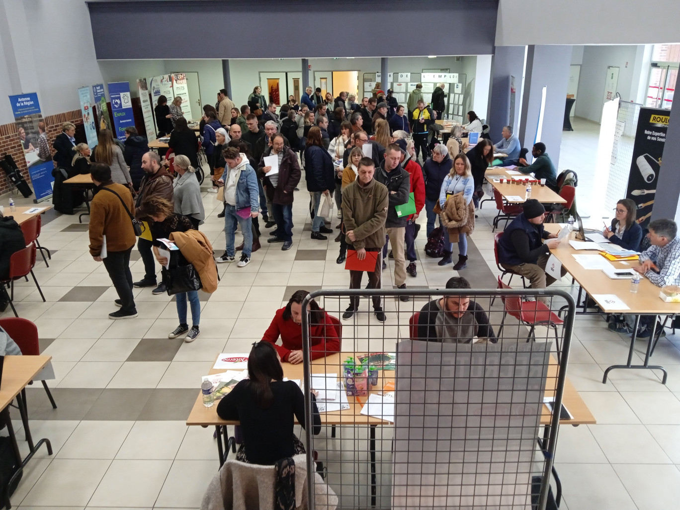 Une file d’attente s’est rapidement formée devant les stands des grandes entreprises industrielles de Thiérache. 