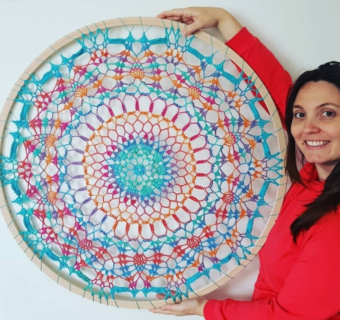 Aline Danneels avec une de ses créations en crochet. 