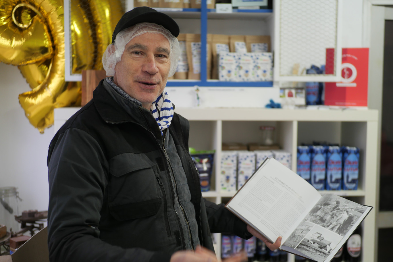 Stéphane Catrice raconte l’histoire de Chicorée du Nord devant la gamme de produits proposés par l’entreprise. © Aletheia Press /V. De Poorter