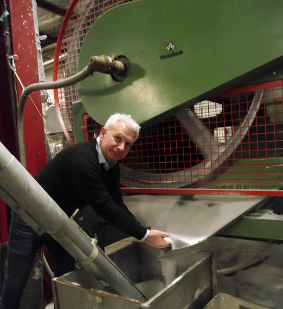 Laurent Labadie présente les matières premières utilisées, des cires végétales et minérales. (@Aletheia Press/Christel Dalsbaek)