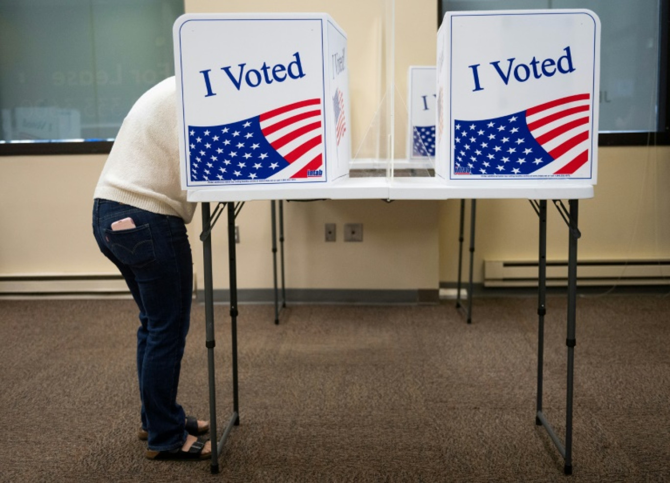 Un électeur vote par anticipation, le 18 septembre 2020 à Arlington, en Virginie © ANDREW CABALLERO-REYNOLDS