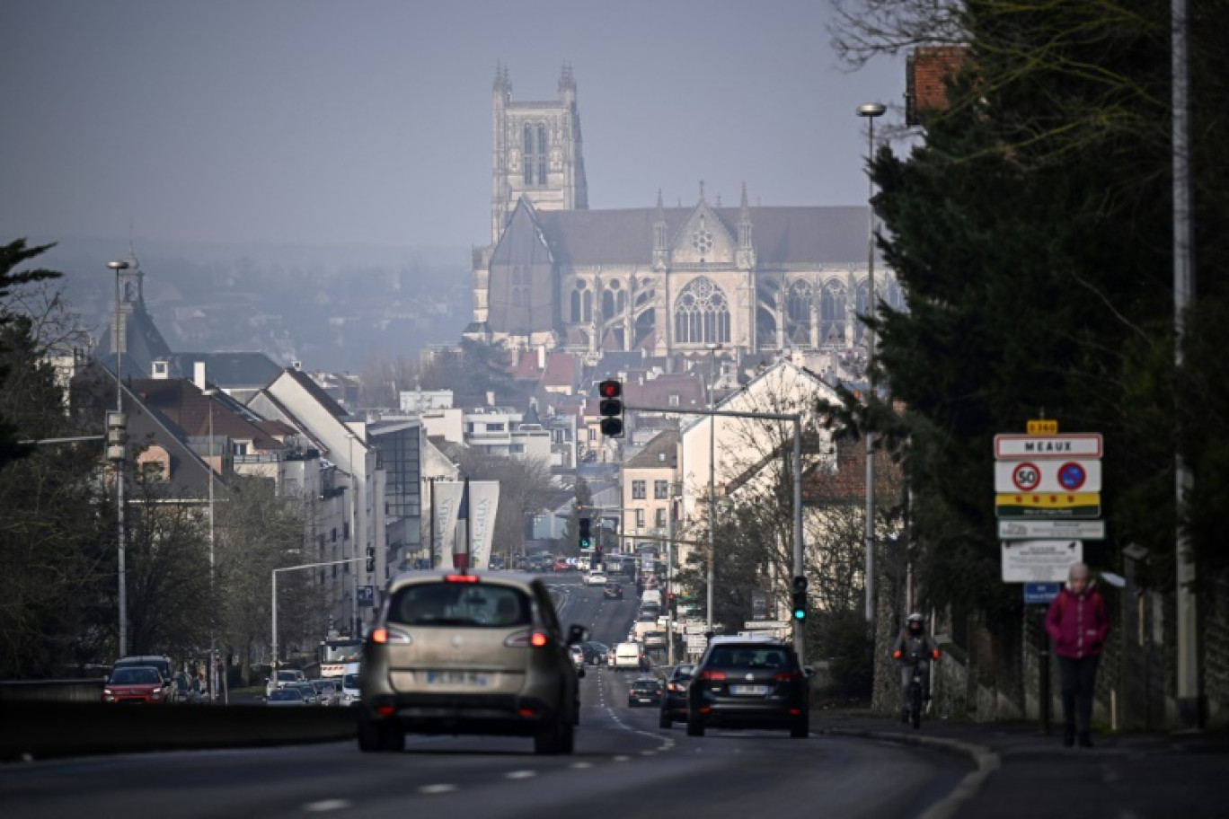 L'entrée de la ville de Meaux par la route D360 offre une vue sur la cathédrale gothique Saint-Etienne de Meaux, le 19 janvier 2024 © JULIEN DE ROSA