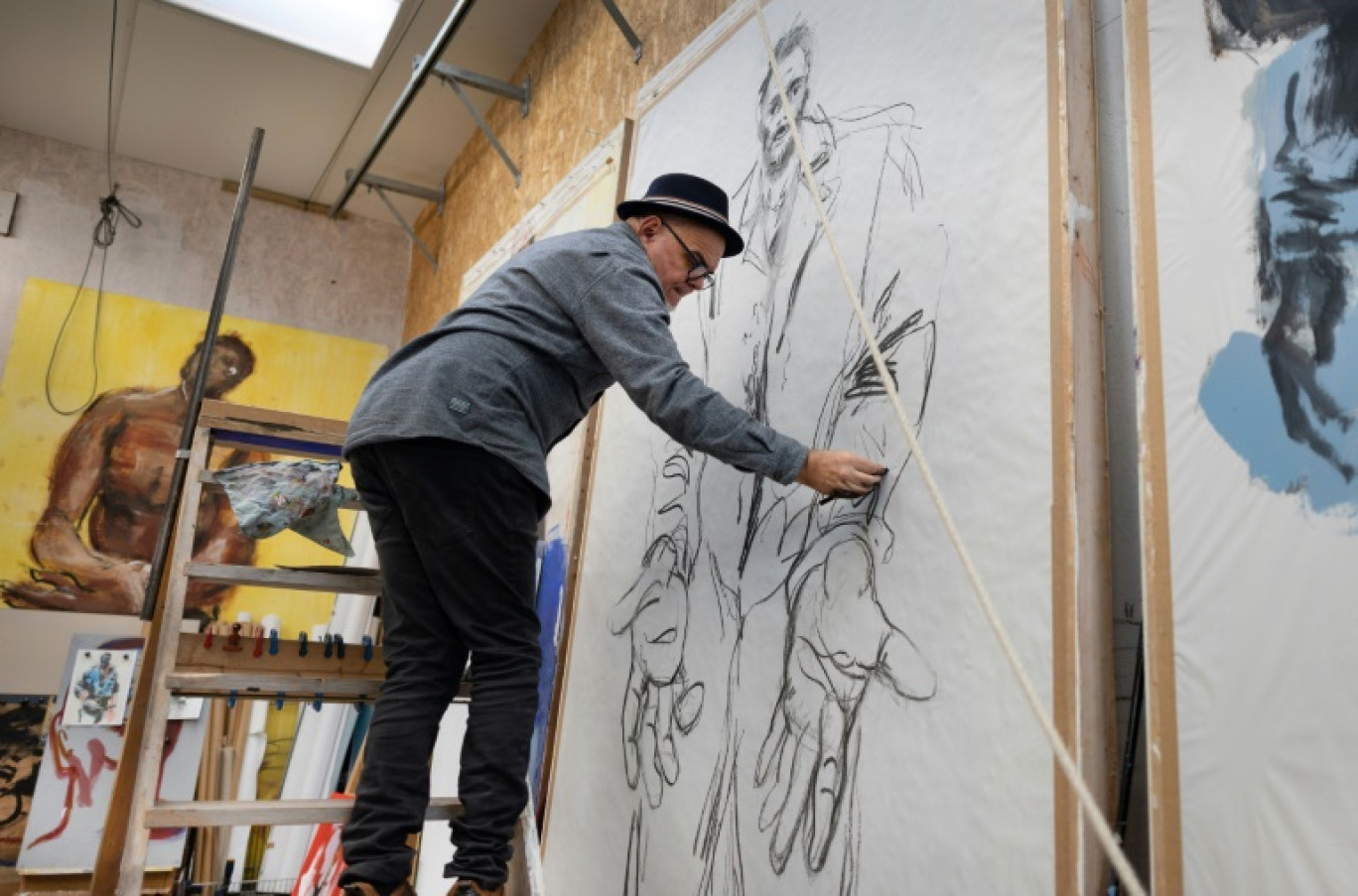 Le peintre Paul Bloas dessine au fusain dans son atelier à Brest, le 14 novembre 2023 © Fred TANNEAU