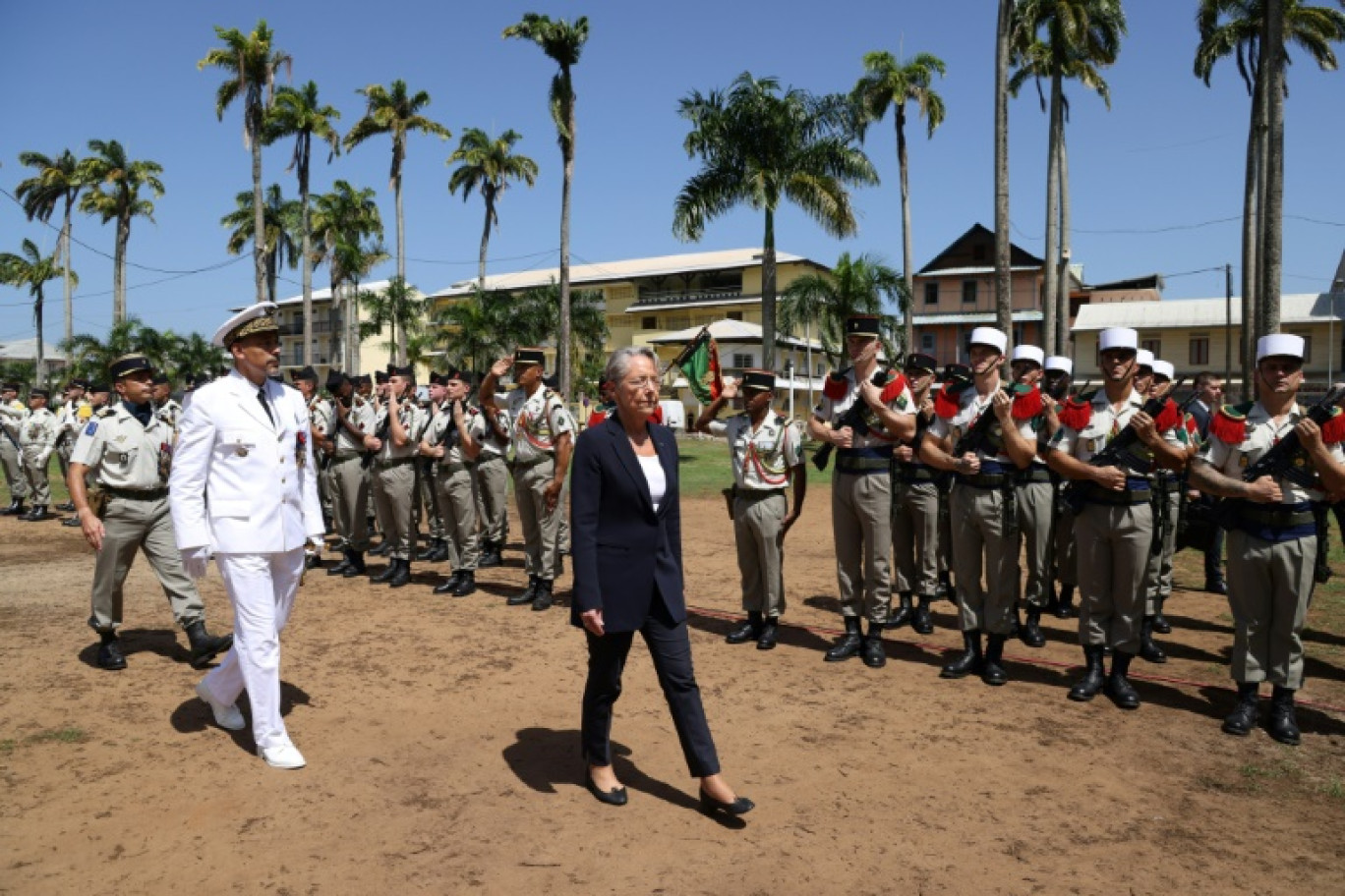 La Première ministre Elisabeth Borne (C), le 31 décembre 2023 à Cayenne en Guyane © Jody AMIET