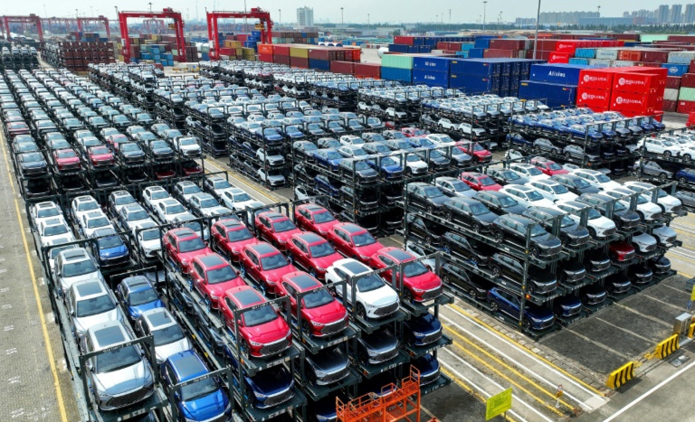 Des voitures électriques de la marque chinoise BYD attendent d'être chargées sur des cargos au terminal international de Taicang dans le port de Suzhou, dans l'est de la Chine, le 11 septembre 2023 © -