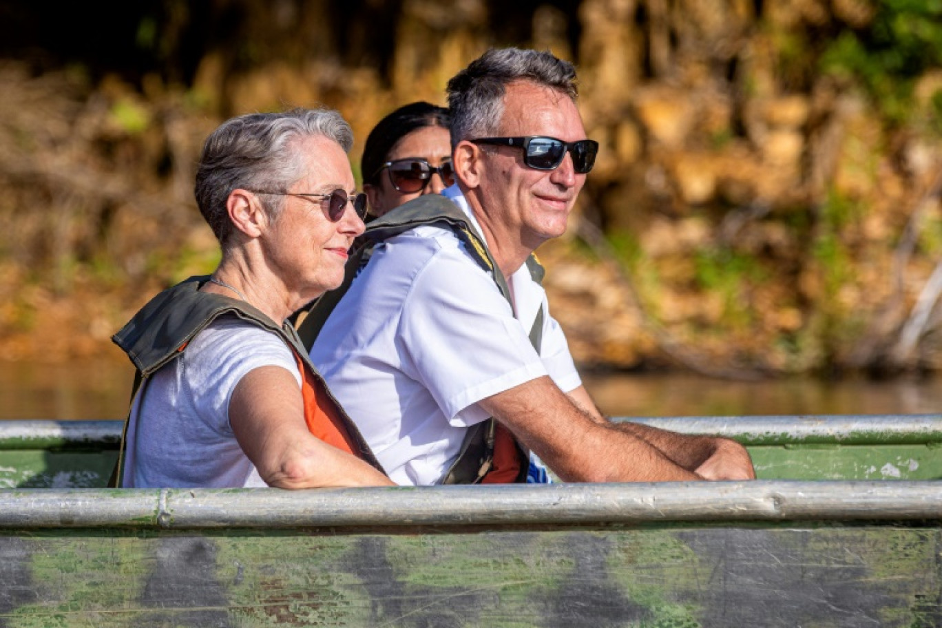 La Première ministre française Elisabeth Borne à bord d'une pirogue se rend au point de contrôle fluvial du Petit Inini, un affluent du grand fleuve Maroni sur la commune de Maripasoula (centre ouest de la Guyane), le 1er janvier 2024 © Jody AMIET