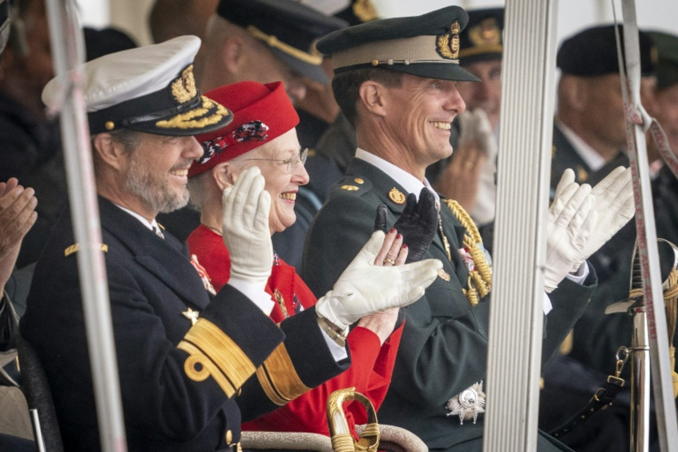 Les fils de la reine Margrethe II (c) du Danemark, les princes Frederik et Joachim,lors des festivités marquant ses 50 ans de règne à Korsoer, le 29 août 2022 © Mads Claus Rasmussen