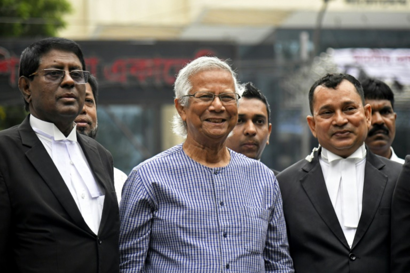 Le lauréat du prix Nobel de la paix Muhammad Yunus (C) sort d'un tribunal de Dacca, le 1er janvier 2024 © Munir UZ ZAMAN