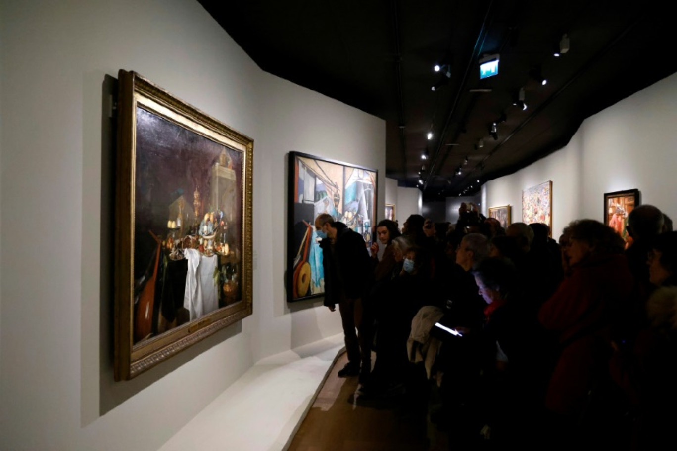 Des visiteurs du musée du Louvre à Paris lors de l'exposition "La Nuit des Choses", le 13 janvier 2023 © Ludovic MARIN