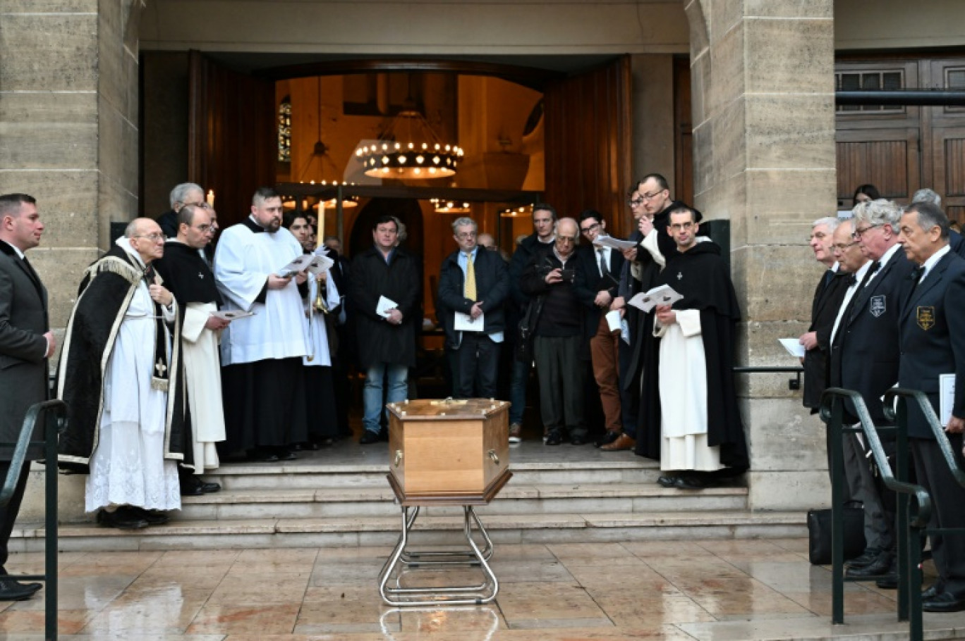 Le cercueil contenant la dépouille de l'essayiste français Patrick Buisson devant l'église Saint-Ferdinand-des-Ternes à Paris, le 3 janvier 2024 © Bertrand GUAY