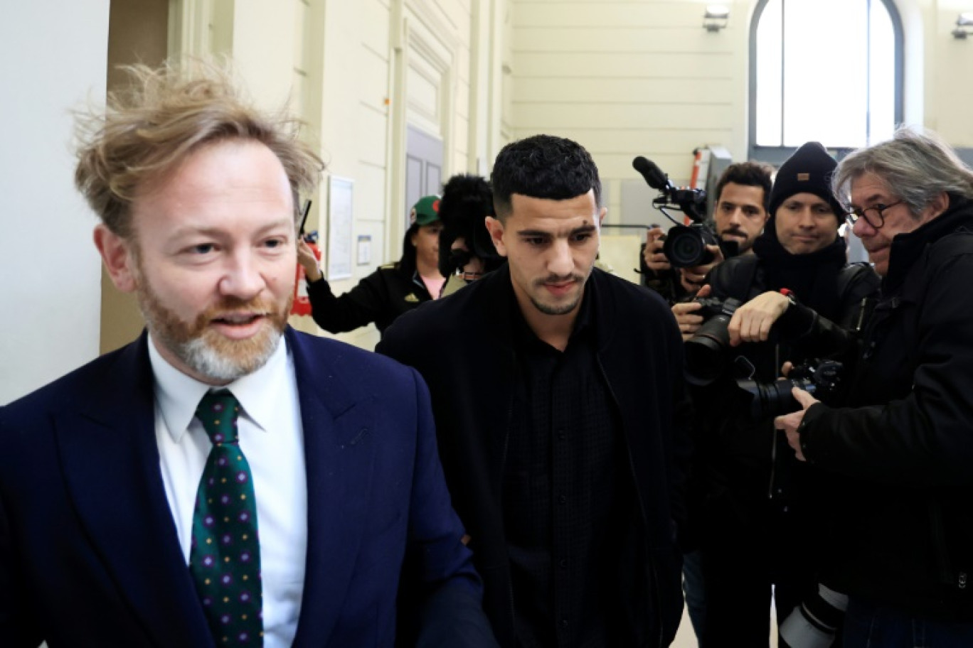 Le défenseur niçois Youcef Atal (à droite) accompagné de son avocat Antoine Vey à leur arrivée au tribunal correctionnel de Nice, le 18 décembre 2023 © Valery HACHE