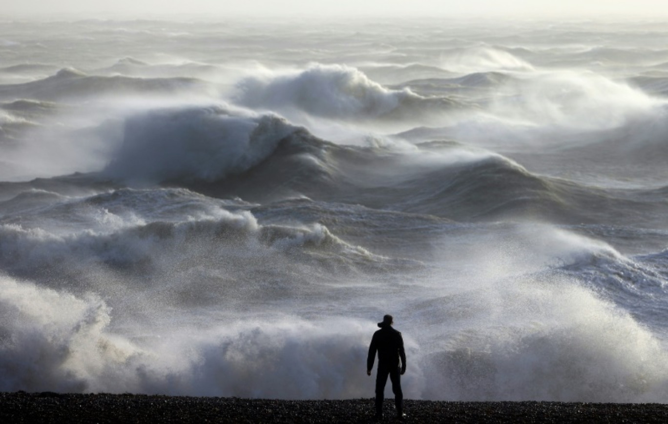 De fortes vagues s'écrasent sur le rivage le 2 janvier 2024 à Newhaven, en Angleterre, au passage de la tempête Henk © ADRIAN DENNIS