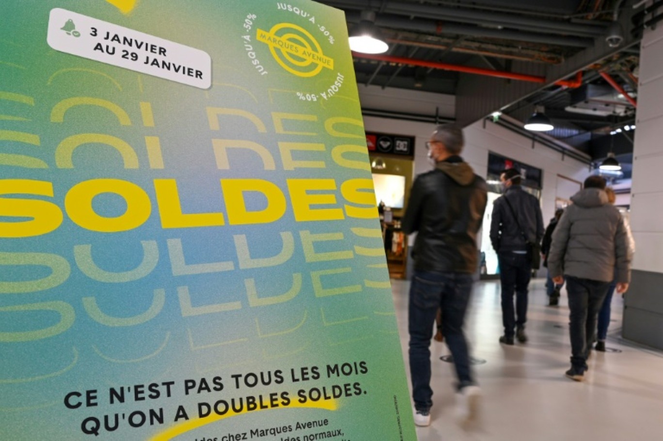 Des clients entrent dans une galerie commerciale au premier jour des soldes, le 3 janvier 2022 à Talange, en Moselle © Jean-Christophe VERHAEGEN