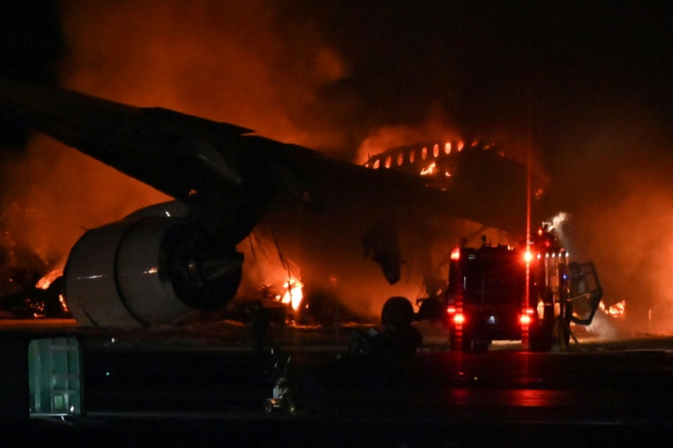 Avion de la Japan Airlines en feu sur le tarmac de l'aéroport international de Tokyo-Haneda le 2 janvier 2024, après une collision avec un avion des garde-côtes japonais © Richard A. BROOKS