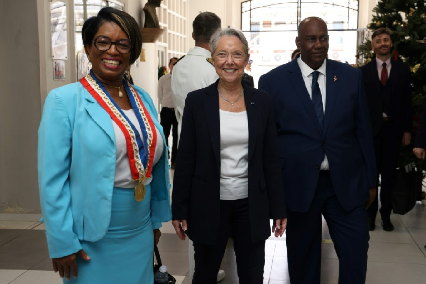 La Première ministre Elisabeth Borne (C) et la maire de Cayenne Sandra Trochimara (G), le 31 décembre 2023 à Cayenne en Guyane © Jody AMIET