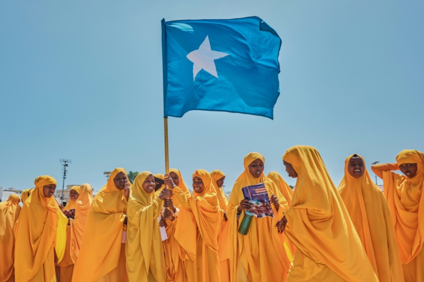 Des jeunes Somaliennes manifestent contre l'accord passé entre l'Ethiopie et le territoire du Somaliland, à Mogadiscio, le 3 janvier 2024 © ABDISHUKRI HAYBE