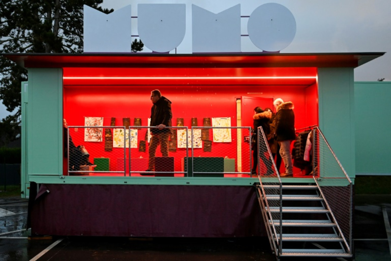 Des visiteurs du musée mobile du Centre Pompidou, installé à Verdun, dans le Meuse, le 3 janvier 2024 © Jean-Christophe VERHAEGEN